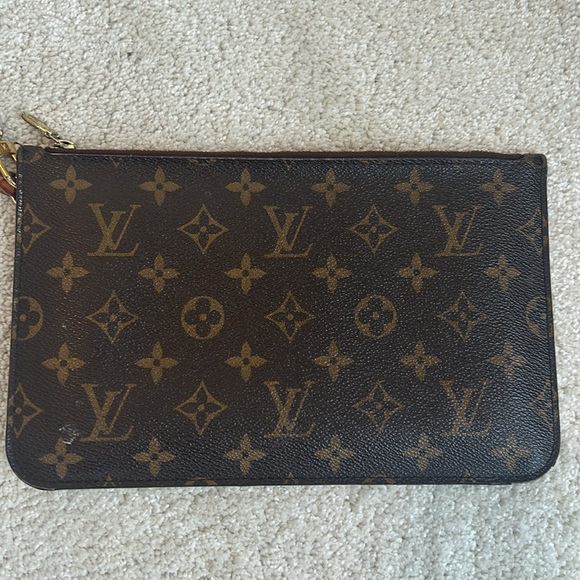 Louis Vuitton Neverfull pouch. - Picture 2 of 6
